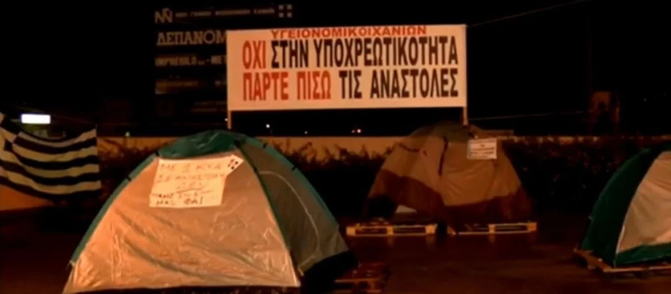 Βίντεο «γροθιά στο στομάχι»: Αφήνουν έξω στο κρύο να πεινάσουν χιλιάδες υγειονομικούς